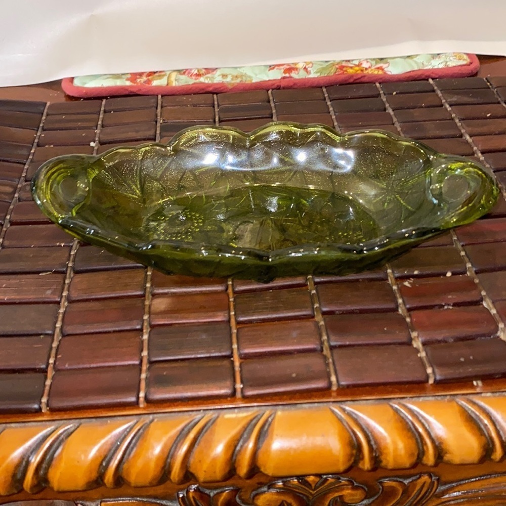 Vintage green crystal dish with sunflower cut flower design - Picture 1 of 3